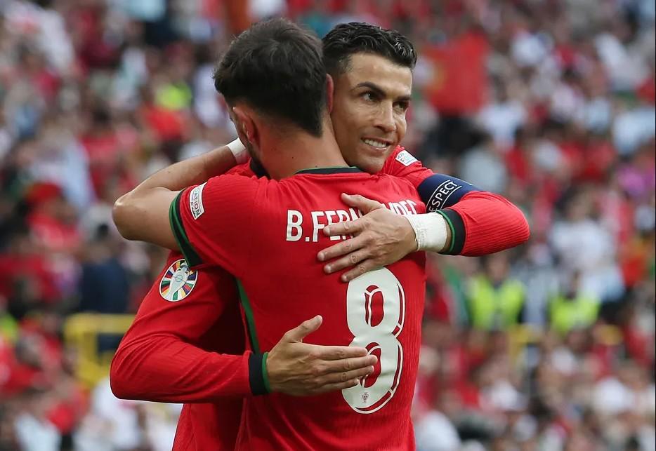 星空体育-英媒：C罗曾邀请B费加盟胜利，后者表示想在欧洲至少再踢1年