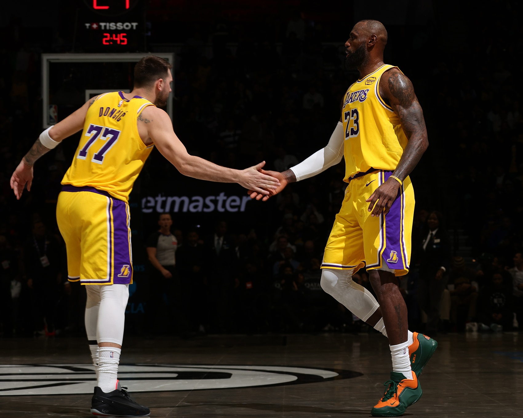 星空体育-这都能赢？湖人全队22失误&amp;詹姆斯8次东契奇5次 76人全队14次